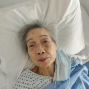 94岁美华裔老太被刺监控曝光：无人上前帮忙嫌犯大摇大摆离开